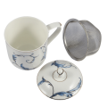 porcelanowy-kubek-z-zaparzaczem-i-pokrywka-380-ml-bialo-niebieski-2.png